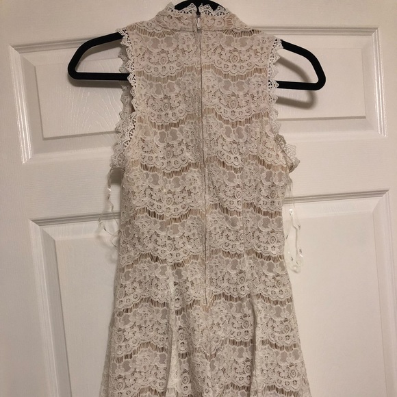 Cute lace dress, with high collar - Picture 5 of 6